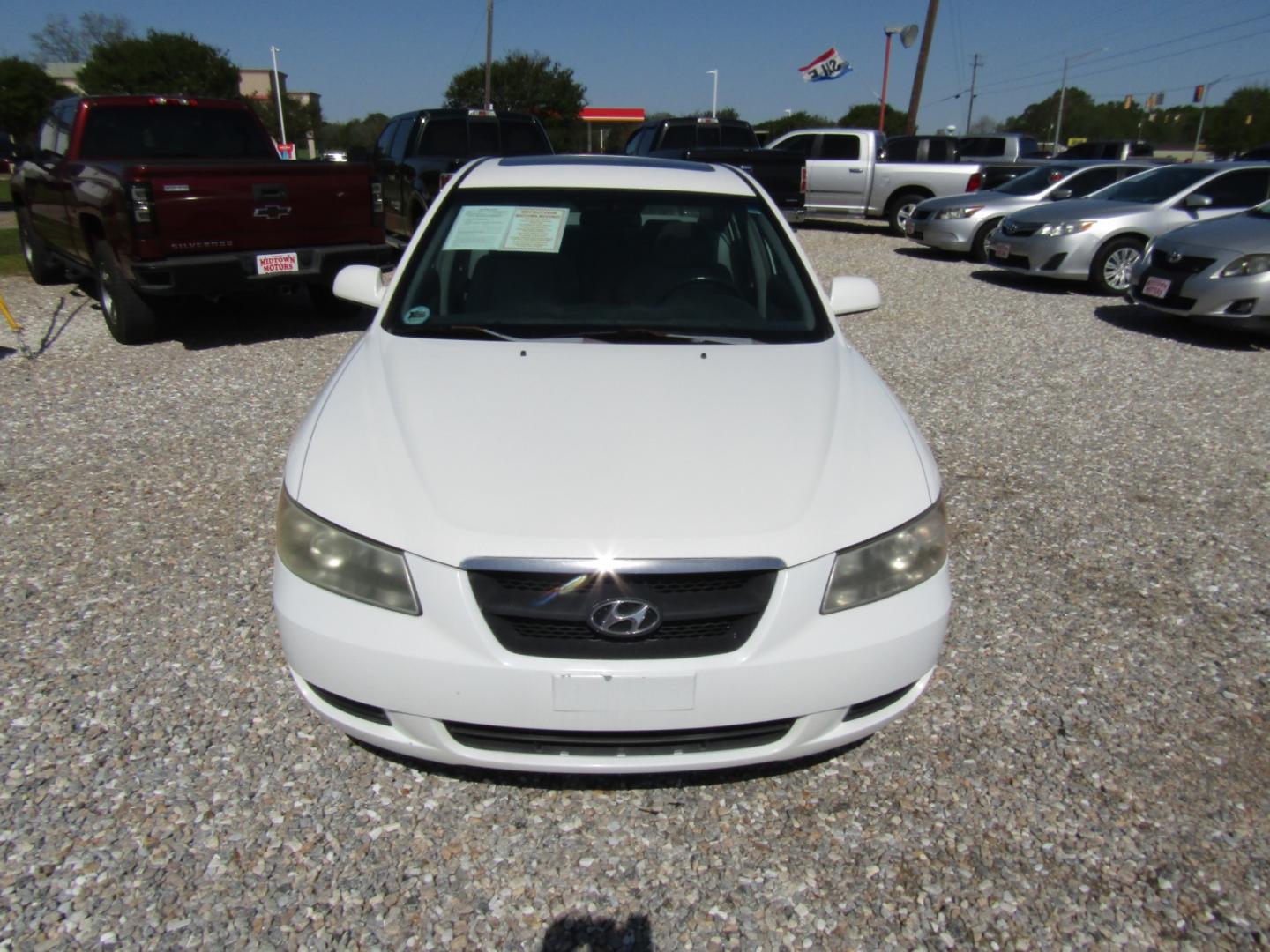 2008 White /Gray Hyundai Sonata (5NPET46F08H) , located at 15016 S Hwy 231, Midland City, AL, 36350, (334) 983-3001, 31.306210, -85.495277 - Photo#1